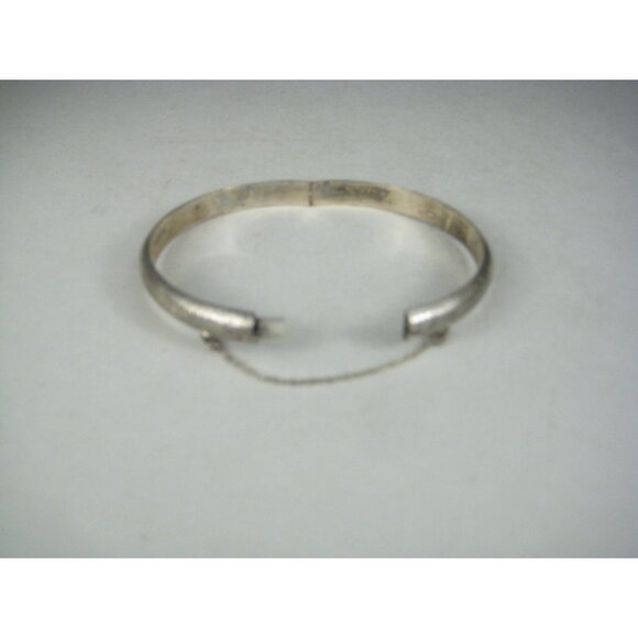 SU Thai Vintage 925 Sterling Silver Etched Bangle Bracelet Hinged Safety Chain - Picture 7 of 10